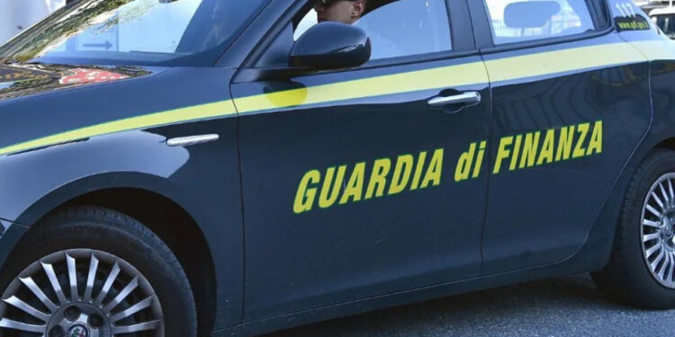 Scoperti quasi 8 milioni di euro nascosti in un locale segreto: professionista indagato per truffa e ricettazione