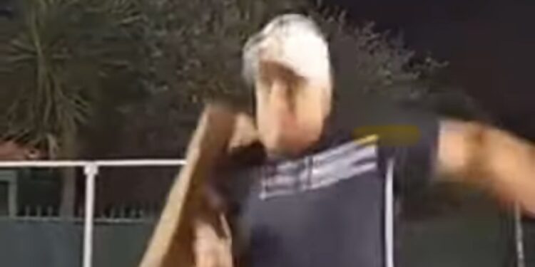 Gigione cade dal palco durante un concerto a Baia Felice: fortunatamente solo contusioni per il cantante