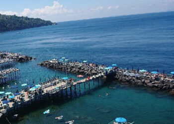 Incidente nautico a Sorrento: traghetto fuori controllo travolge barche nel porto
