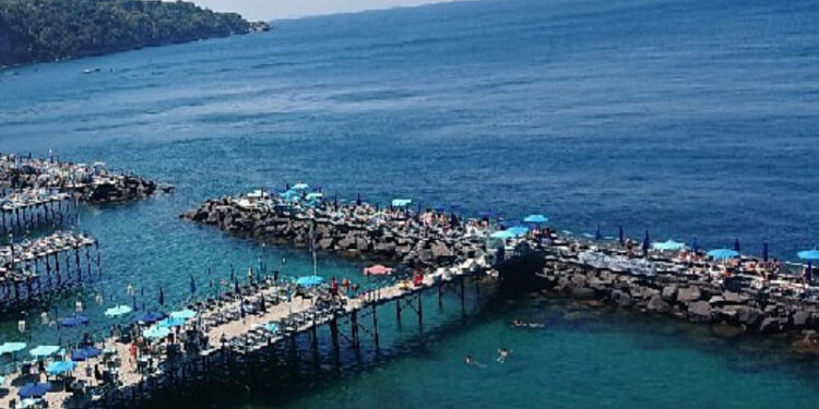 Incidente nautico a Sorrento: traghetto fuori controllo travolge barche nel porto