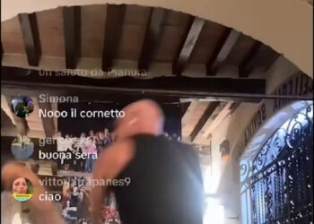 Aggressione in diretta su TikTok: figlio di Nunzio Giuliano, fratello dell’ex boss di Forcella Luigi, colpisce un uomo a pugni
