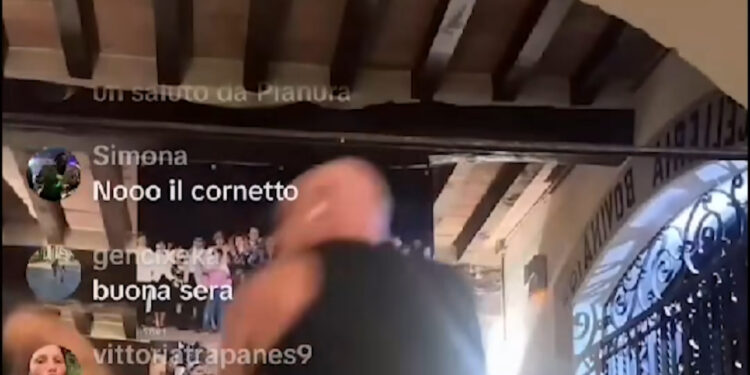 Aggressione in diretta su TikTok: figlio di Nunzio Giuliano, fratello dell’ex boss di Forcella Luigi, colpisce un uomo a pugni