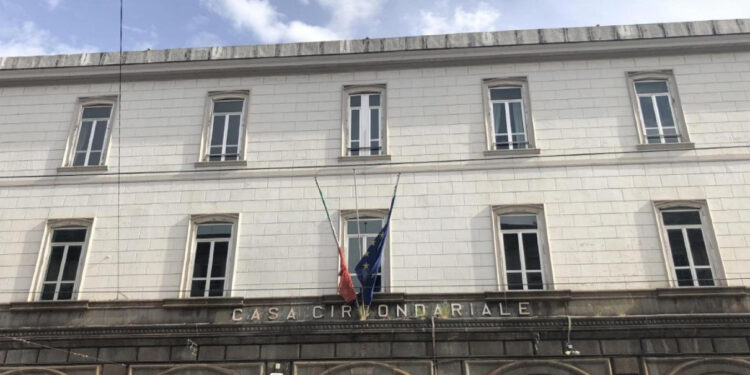 Aggressione in carcere a Poggioreale: detenuto tenta di strangolare due ispettori della Polizia Penitenziaria