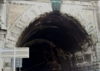 Tragedia nella Galleria Laziale: Motociclista 62enne perde la vita, si riaccende il dibattito sulla sicurezza stradale a Napoli