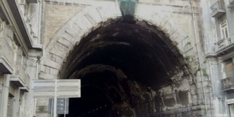 Tragedia nella Galleria Laziale: Motociclista 62enne perde la vita, si riaccende il dibattito sulla sicurezza stradale a Napoli