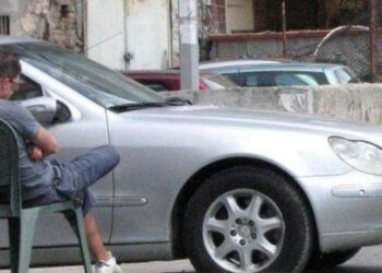 Segnalazione di parcheggiatori abusivi a Napoli: l’ennesimo episodio a Bagnoli