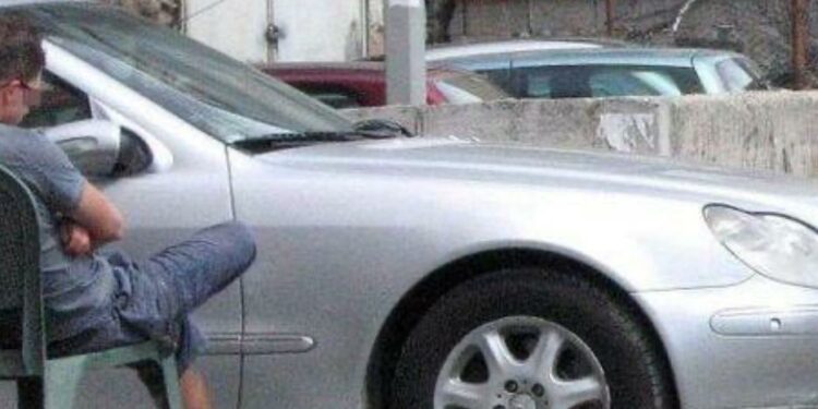 Segnalazione di parcheggiatori abusivi a Napoli: l’ennesimo episodio a Bagnoli