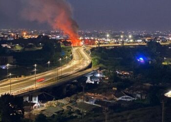 Continui roghi dal campo nomadi di Scampia: l’allarme dei cittadini e la condanna di Borrelli