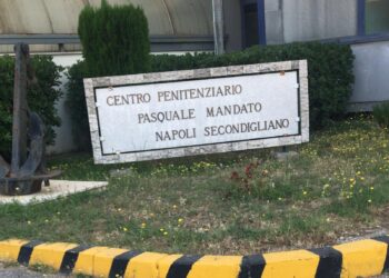 NAPOLI, ‘LANCIO’ TELEFONINI NEL CARCERE DI SECONDIGLIANO INTERCETTATO DALLA POLIZIA PENITENZIARIA