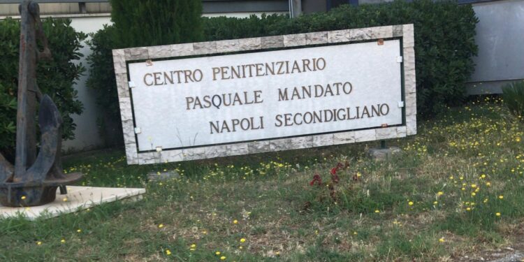 NAPOLI, ‘LANCIO’ TELEFONINI NEL CARCERE DI SECONDIGLIANO INTERCETTATO DALLA POLIZIA PENITENZIARIA