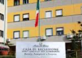 CAMPANIA, CARCERI SENZA PACE: DETENUTO MINACCIA E PICCHIA AGENTI E DISTRUGGE AREA SANITARIA A SANT’ANGELO DEI LOMBARDI