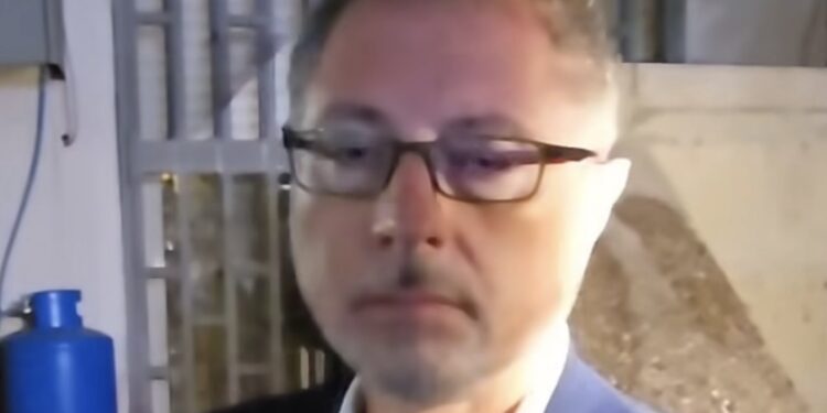 Occupa casa  posta sotto sequestro ma percepisce 1500 euro al mese
