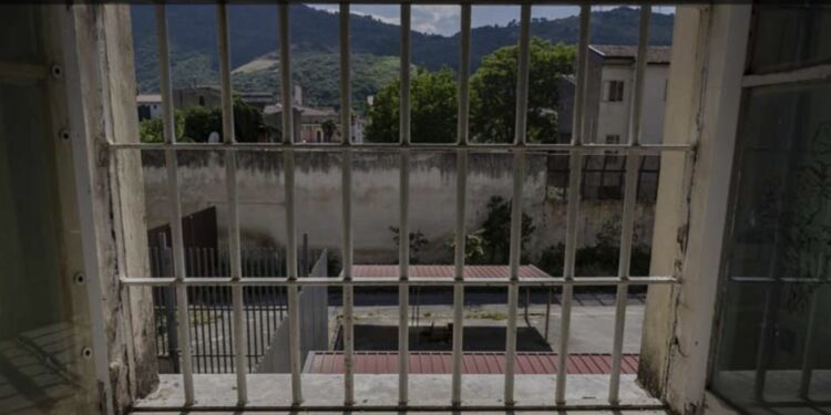 AIROLA, CARCERE MINORILE NEL CAOS: DETENUTO PROVOCA IL PANICO