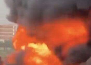 Grosso incendio a Poggioreale: colonna di fumo visibile a chilometri di distanza