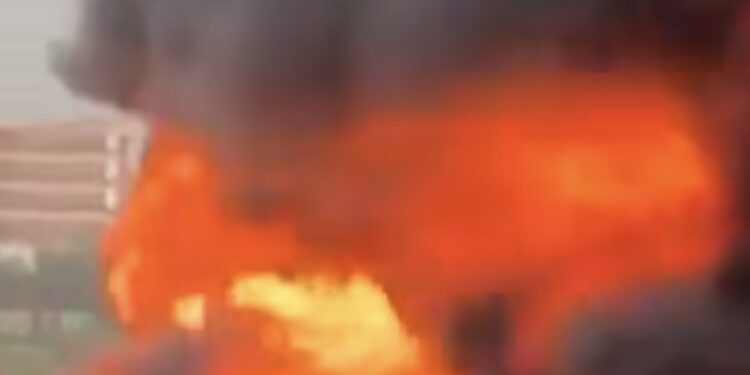 Grosso incendio a Poggioreale: colonna di fumo visibile a chilometri di distanza