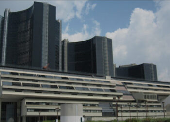 Detenuto psichiatrico tenta la fuga e aggredisce il personale al tribunale di Napoli