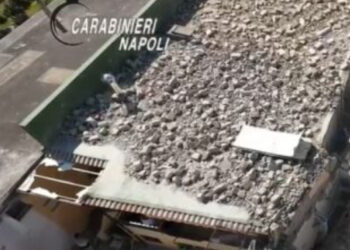 Lutto cittadino a Saviano: la maglia del Napoli sulla bara del bimbo di 6 anni vittima del crollo