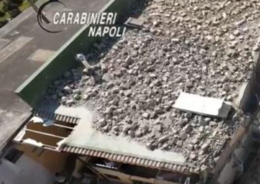Lutto cittadino a Saviano: la maglia del Napoli sulla bara del bimbo di 6 anni vittima del crollo