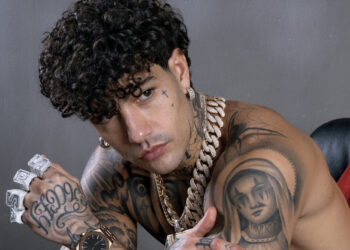 Tony Effe al centro di una polemica dopo il concerto a Napoli: ritardo e performance deludente scatenano la rabbia dei fan