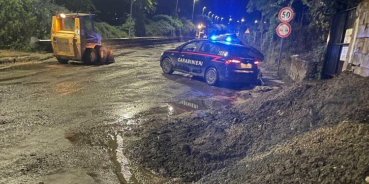 Gragnano, frana notturna blocca le strade: evacuate cinque famiglie
