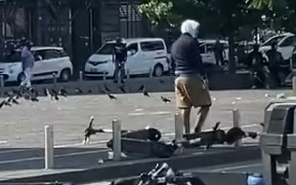 Paura e delirio a Piazza Garibaldi: monopattini scaraventati sulla carreggiata, Borrelli chiede interventi immediat