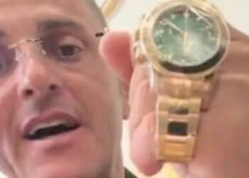 Blitz della Squadra Mobile a Napoli: sequestrati 242mila euro, una pistola e 96 orologi di lusso