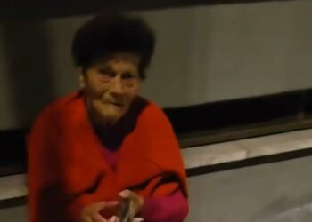 Pino Grazioli documenta il drammatico sfratto di una donna anziana e sua figlia a Ponticelli