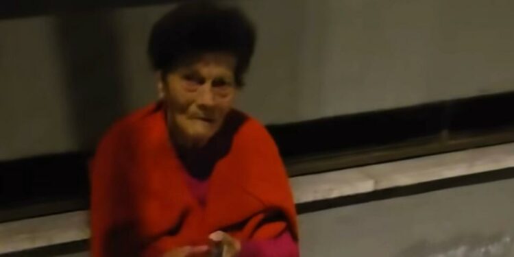 Pino Grazioli documenta il drammatico sfratto di una donna anziana e sua figlia a Ponticelli