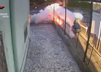 BACOLI: Ci sarebbe l’ex come mandante nel tentato omicidio dell’ufficiale della GDF. Misura per 3 persone per la bomba piazzata nell’auto della vittima   