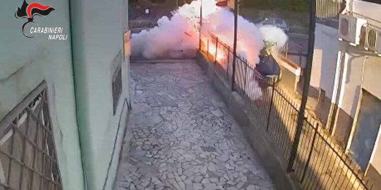 BACOLI: Ci sarebbe l’ex come mandante nel tentato omicidio dell’ufficiale della GDF. Misura per 3 persone per la bomba piazzata nell’auto della vittima   