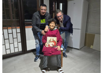 Nonna Angela riabbraccia la sua casa: Pino Grazioli le consegna le chiavi