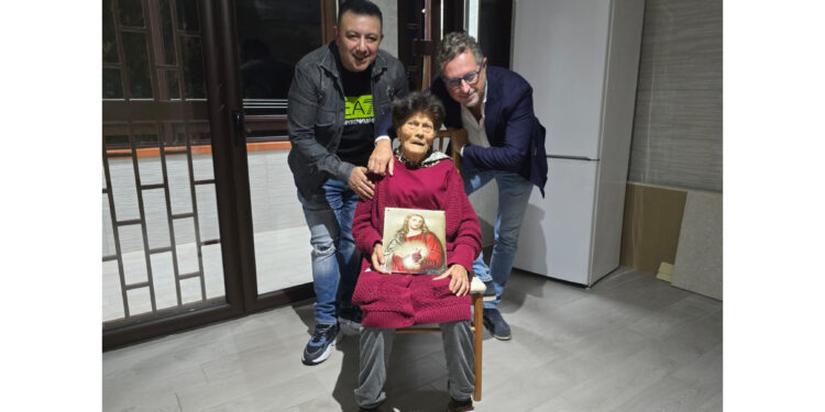 Nonna Angela riabbraccia la sua casa: Pino Grazioli le consegna le chiavi