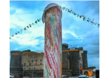 “Pulcinella fallico” di Gaetano Pesce in Piazza Municipio scatena l’ironia dei napoletani