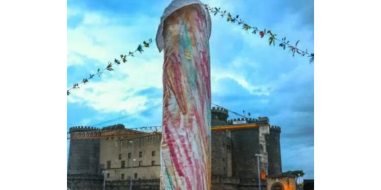 “Pulcinella fallico” di Gaetano Pesce in Piazza Municipio scatena l’ironia dei napoletani