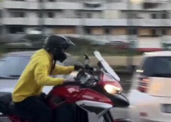 Banda di bikers semina il panico a Scampia: corse e acrobazie pericolose sui social