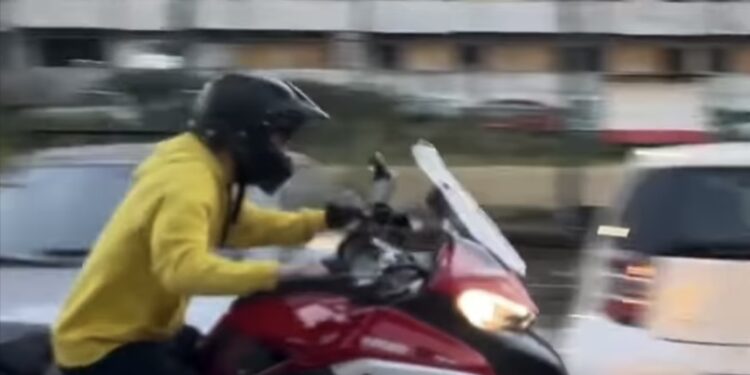 Banda di bikers semina il panico a Scampia: corse e acrobazie pericolose sui social