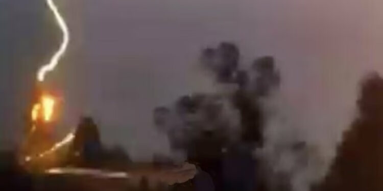 Positano, forte temporale in Costiera: fulmine colpisce il campanile della chiesa di Montepertuso