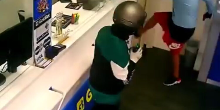 Rapina a Mugnano: colpo all’agenzia Goldbet, banditi in fuga