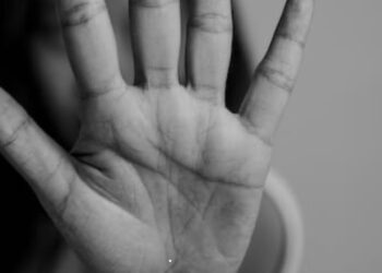 Collaboratore scolastico arrestato per abusi su due studentesse