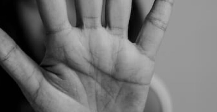 Collaboratore scolastico arrestato per abusi su due studentesse