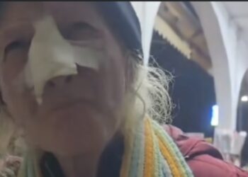 Una dolce nonnina abbandonata tra le strade di Napoli: la storia commovente di una donna sola e confusa