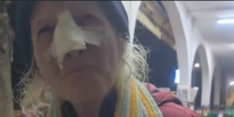 Una dolce nonnina abbandonata tra le strade di Napoli: la storia commovente di una donna sola e confusa