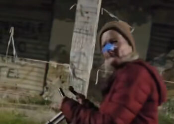 L’anziana che vive per strada rifiuta ancora una volta l’aiuto di Pino Grazioli