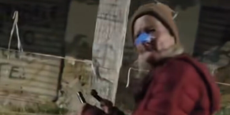 L’anziana che vive per strada rifiuta ancora una volta l’aiuto di Pino Grazioli