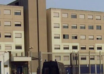 NAPOLI, IL CARCERE DI SECONDIGLIANO COME UNA “PIAZZA DI SPACCIO”: POLIZIA PENITENZIARIA SEQUESTRA DROGA E TELEFONINI TRA LE SBARRE