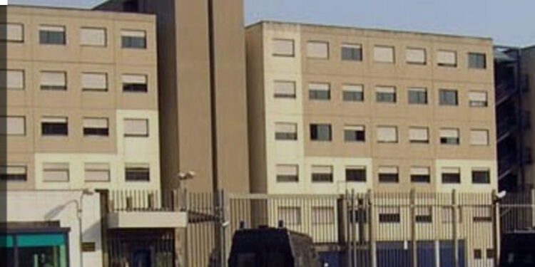 NAPOLI, IL CARCERE DI SECONDIGLIANO COME UNA “PIAZZA DI SPACCIO”: POLIZIA PENITENZIARIA SEQUESTRA DROGA E TELEFONINI TRA LE SBARRE