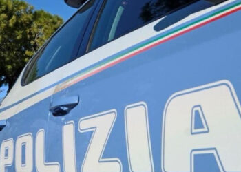 Napoli, 44enne lancia sampietrini sulle auto: arrestato
