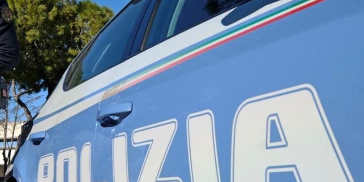Napoli, 44enne lancia sampietrini sulle auto: arrestato