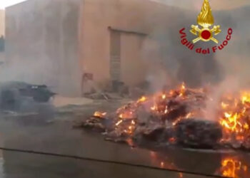Incendio a Giugliano: in fiamme deposito di rifiuti, fumo nero visibile a chilometri