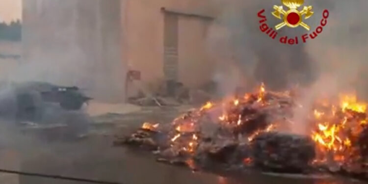 Incendio a Giugliano: in fiamme deposito di rifiuti, fumo nero visibile a chilometri